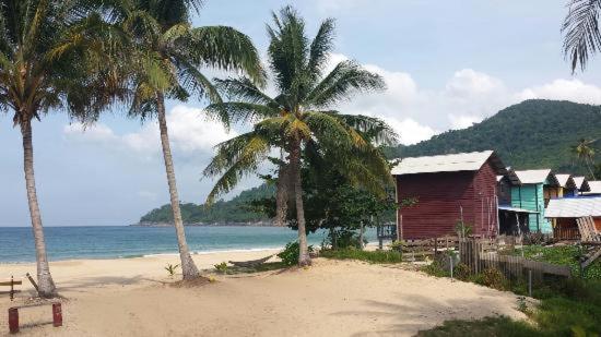 Beachfront Hut Upstairs Astra - Beach Shack Chalet Kampong Juara Exterior photo