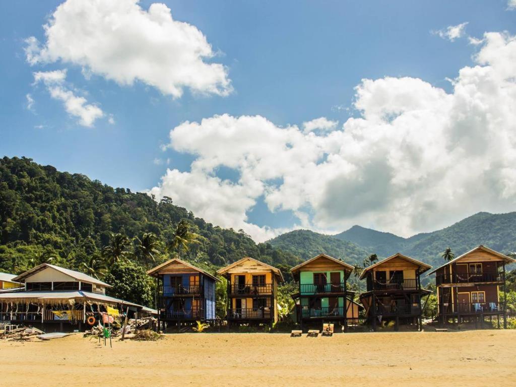 Beachfront Hut Upstairs Astra - Beach Shack Chalet Kampong Juara Exterior photo