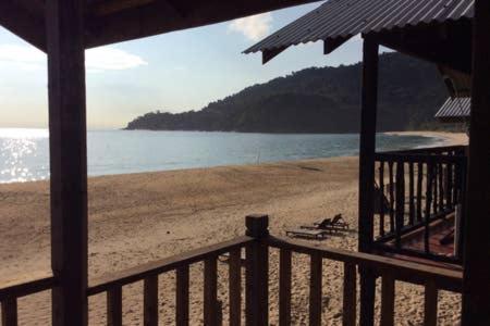 Beachfront Hut Upstairs Astra - Beach Shack Chalet Kampong Juara Exterior photo